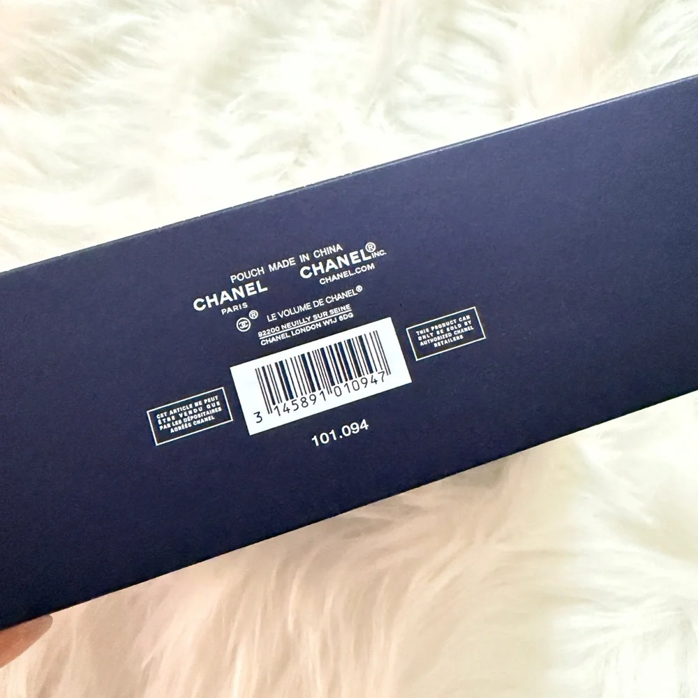 Chanel Holiday 2025 Eyes To Impress Set with Makeup Bag - Picture 11 of 12